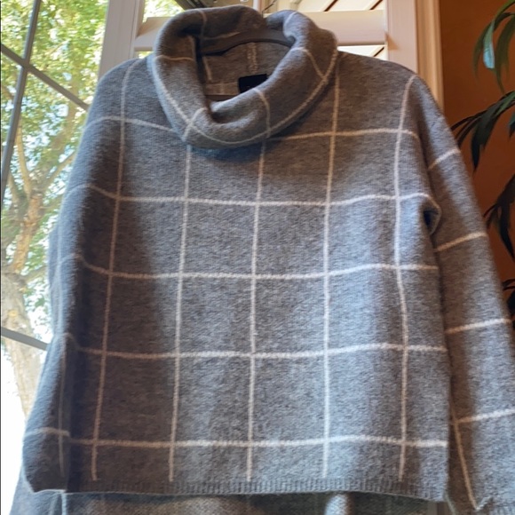 Beautiful Heather Gray Windowpane Sweater - Picture 5 of 7